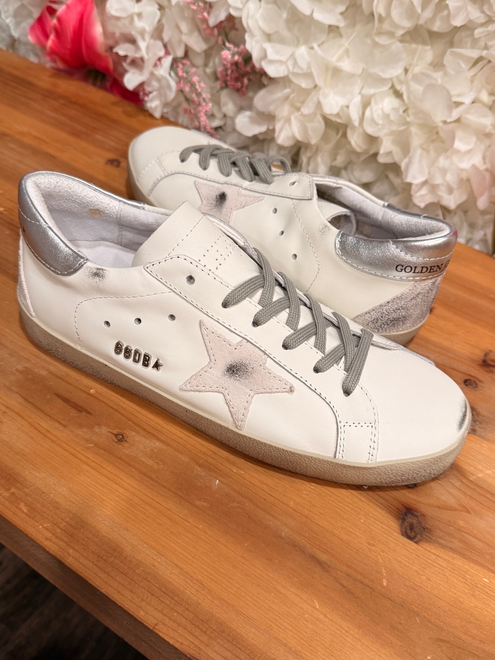 Golden Goose White Leather Low-Top Sneakers with Silver Heel and Pale Pink Star